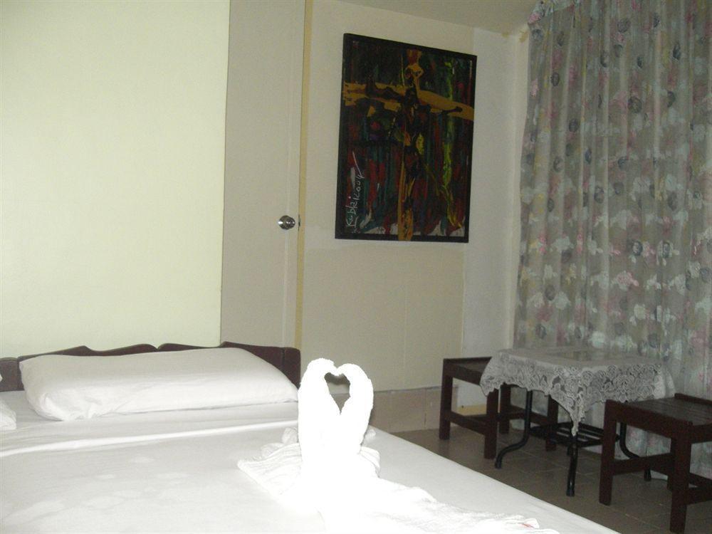 Oyo 200 Ponce Suites Art Hotel Davao Екстер'єр фото